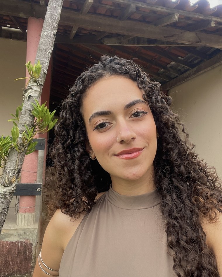 Júlia Inhota Tavares